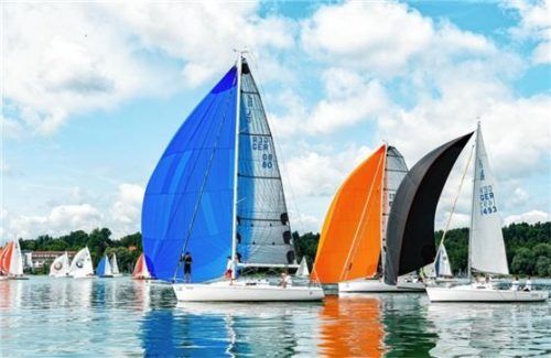 Schwache und wechselnde Winde machten den Seglern das Leben schwer.Foto Niessen