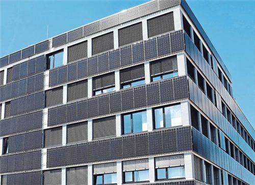 Sehen schick aus und erzeugen jede Menge Extra-Strom: Photovoltaik-Module an einer Hausfassade in einem Gewerbegebiet im Münchner Umland. Foto Bodo-Klaus Eidmann