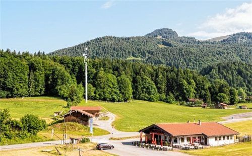 Seit Jahren wird um den Standort in der Nähe des Skilifts Kaiserblick diskutiert. So könnte demnächst der Ausblick von der Terrasse der Müllner Alm in Sachrang aussehen (Fotomontage).Foto Re
