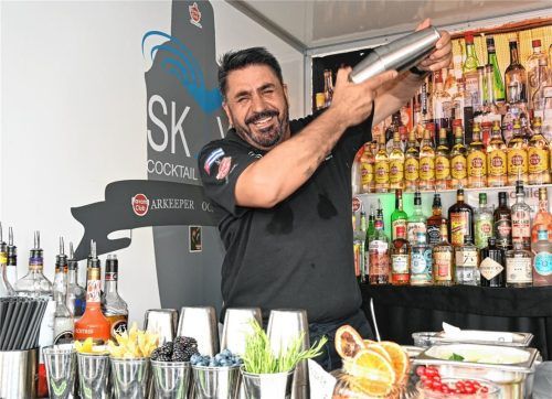 Shake it, Baby! Barmixer Ercan Cicek in seinem Element. Der Barkeeper ist mehrfacher bayerischer und deutscher Meister. Foto Schlecker