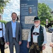 Happinger Stele steht