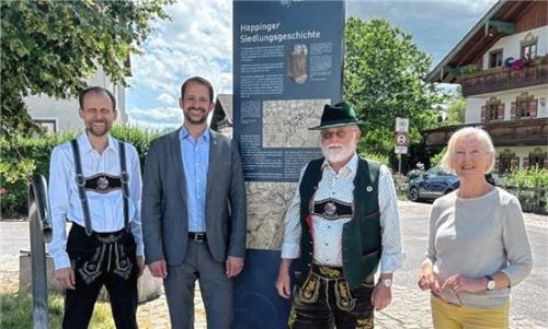 Sie freuen sich über die Umsetzung: Oberbürgermeister Andreas März (Zweiter von links) mit den Vorstandsmitgliedern des Bürgervereins Happing, Andreas Franke (links), Erlafrid Hiltl und Marianne Eckardt.Foto re