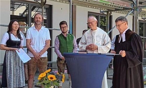 Sie freuten sich über den Baufortschritt und das Interesse der Bürger: (von links) die Bauherren Theresa und Stefan Mayer, Bürgermeister Johannes Thusbaß, Pfarrer Guido Seidenberger und Pfarrer Peter Seidel. Foto re