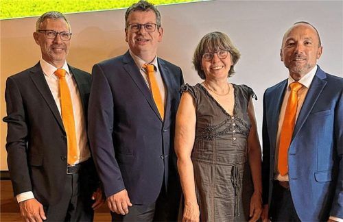 Sie freuten sich über positive Zahlen: (von links) Christian Gäßl, Thomas Sax, Waltraud Adam und Thomas Cestaro.Foto raiffeisenbank