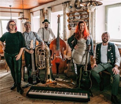 Sie treten am Dorfmarkt auf: (von links) Silvia Pavic, Bernhard Geidobler, Stefan Strohmayer, Sabine Appeltauer und Michael Steurer bilden die Band „Kupfadache“.Foto re