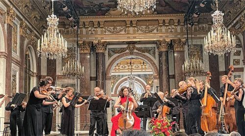 Solo-Cellistin Anastasia Kobekina (Mitte) mit dem Kammerorchester Basel unter Leitung von Julia Schröder (ganz links).Foto kirchner
