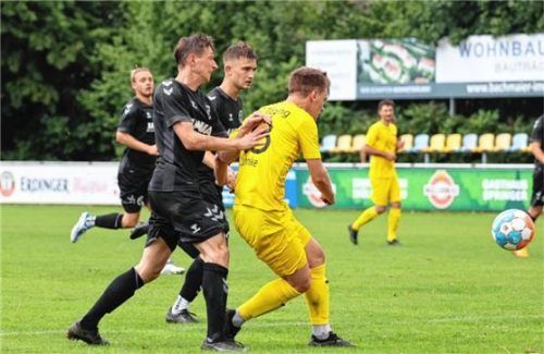 Spielertrainer Marius Duhnke (rechts) bei seinem Treffer zur 1:0-Führung. Foto mb-presse