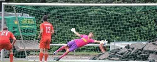 Starke Parade von Bruckmühls Torhüter Stiglmeir, der in der Schlussphase einen Punkt rettete. Foto Franz Ruprecht