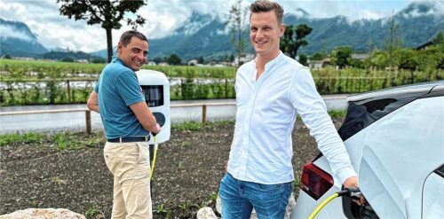 Stefan Aberger, Energie- und Liegenschaftsmanager der Gemeinde Aschau, (links) und Florian Scharnagl von MaxSolar bei einer Ladestelle.Foto H. Reiter