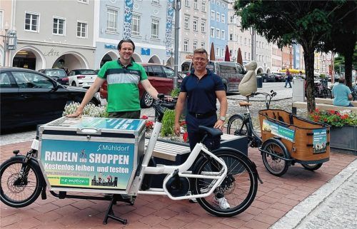 Stellen die Räder vor: Christian Kühl (rechts), Vorsitzender der Aktionsgemeinschaft Mühldorf, und Marcel Kluth, Geschäftsführer von „e-motion e-Bike Welt Inntal“ aus Töging. Foto Seitz