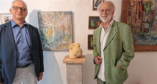 Stellen gemeinsam aus: Richard Wenzl (links) und Alfons Röckl mit den Bildern „Der Augenblick ist mein“ (links), der Sandstein-Skulptur „Paar“, drei kleinen Aquarellen und einem unverkäuflichen Werk ohne Titel.
