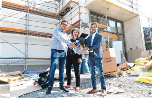Stephan Zangerl von der Firma ARRI, Susanne Wittmann und Bürgermeister Karl Mair (von links) bei der Übergabe der Scheinwerfer an die Otfried-Preußler-Schule.Foto Heinrich