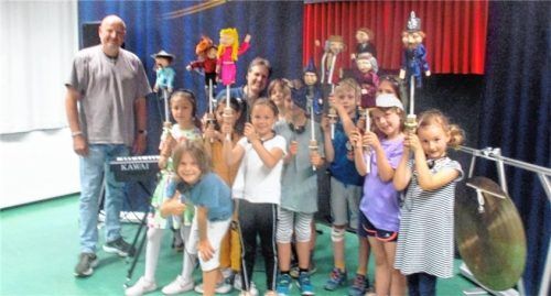 Stolz zeigt sich Schulleiter Kai Hunklinger (links) von der Grund- und Mittelschule Fürstätt auf seine Schüler und den Projektleiter, Joachim Gößler (hinten).Foto Fitz