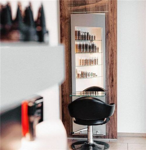 Täglich nehmen im Salon – wie hier in Feldkirchen – ganz unterschiedliche Menschen Platz.
