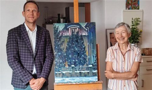 Tatjana Levitan und Kulturreferent Wolfgang Hauck bei der Auswahl der Bilder von Heinrich Kenne für das Städtische Museum Rosenheim. Hier ein Motiv am Binderweg, wo das Künstlerehepaar lange lebte. Foto Frick