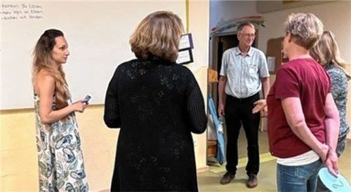 Teilnehmerinnen im Austausch mit Einrichtungsleitung Franziska Feller (links) und Behördenleiter Dr. Georg Kasberger (Mitte).Foto re