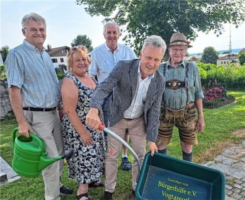 Thomas Gögerl (hinten, von links), der Vorsitzende der Bürgerhilfe Vogtareuth, die Seniorenbeauftragte Berta Frei, Vorstandsmitglied Rudi Sturainer und Senior Alois Huber. Vorne präsentiert Bürgermeister Rudi Leitmanstetter eines der Wagerl mit der Aufschrift „Gestiftet von Bürgerhilfe Vogtareuth“.Foto  Bürgerhilfe Vogtareuth