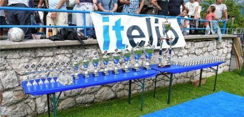 Tolle Pokale und Geldpreise warten auf die besten Nachwuchsmannschaften.Foto hoffmann