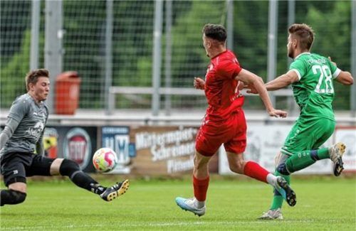 Traunsteins Dennis Hrvoic erzielt gegen Torhüter Fabian Geiger und Lucas Hartl das 1:0.Foto Hans Weitz
