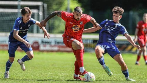 Traunsteins Neuzugang Sascha Marinkovic im Duell gegen Björn Jost und Jakob Lippmann (rechts) vom FC Deisenhofen.Foto Hans Weitz