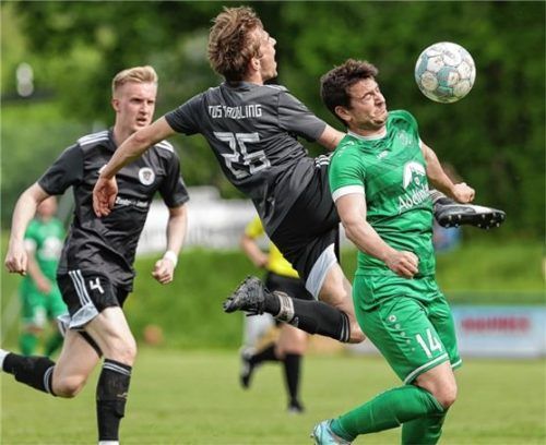 Treffen auch in der neuen Saison in der Bezirksliga aufeinander: Der TuS Raubling und der TSV Siegsdorf. Auf dem Bild der Siegsdorfer Paul Wittmann gegen die Raublinger Franz Mangstl (26) und Michael Brunnhuber (links). Foto Hans Weitz