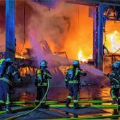 Recyclinghalle in Vollbrand: 200 Feuerwehrkräfte im Einsatz