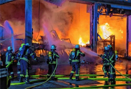 Über 200 Einsatzkräfte verhinderten ein Übergreifen der Flammen auf andere Gebäude. Foto  FDL/BeMi