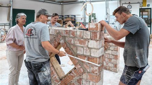 Über die aktuellen Herausforderungen im Handwerk informierten sich die Landtagsabgeordnete Gisela Sengl (links) und die Bundestagsabgeordnete Tina Winklmann unter anderem im Gespräch mit den Lehrlingen Matthias Schuhbeck (rechts) und Michael Enzinger in der Lehrwerkstatt für Maurer des BZ Traunstein.Foto Effner