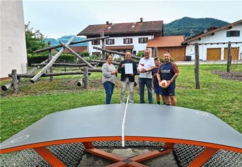 Über die neue Platte freuten sich neben den Schülern auch (von links) Dr. Sigrid Reinhardt, Bürgermeister Daniel Mair, Rektor Thorsten Deneke sowie Basti und Sebastian Csatari, der Sport-Manager Deutschland von Teqball.Foto Rehberg