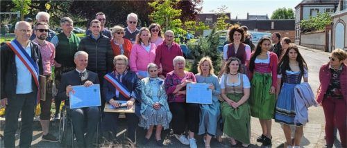 Um ihre langjährige Freundschaft zu feiern, reisten jüngst zahlreiche Kiefersfeldener ins französiche Damville. Foto re