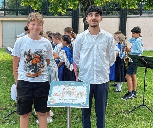 Valentin (li) und Ibrahim bereiten sich für ihren Auftritt bei der Tafel „Steffen geh“ vor. Fotos  Kirchner