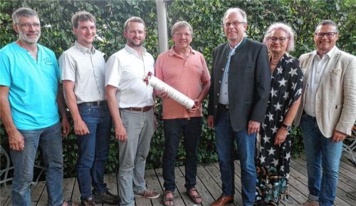 Viele Gratulationen sprach der scheidende Obermeister Stefan Mooshuber (Dritter von links) aus. Er dankte (von links) seinem Prüfungsvorsitzenden Albert Kain für dessen Engagement, gratulierte Michael Obereisenbuchner zur Wahl des Rechnungsprüfers, Leonhard Huber zum „Goldenen Meisterbrief“ sowie Josef Schneider als neuem Obermeister. Den Dankesworten schlossen sich Kreishandwerksmeisterin Helga Wimmer und Geschäftsführer der Kreishandwerkerschaft Markus Saller an.Foto maier