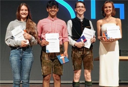 Vier Schüler mit dem Traumschnitt von 1,0: (von links) Cinzia Agola, Hari Pottayil, Maxi Grill und Tamara Weidlich. Foto SFG