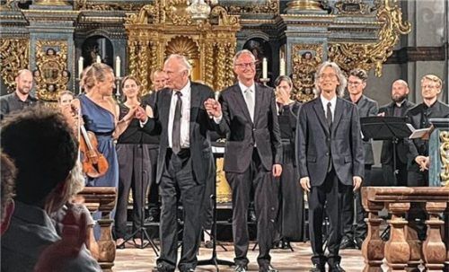 Violonistin Rebekka Hartmann und die drei Dirigenten Prof. Edward Houghton, Martin Steidler und Kent Nagano. Foto kirchner