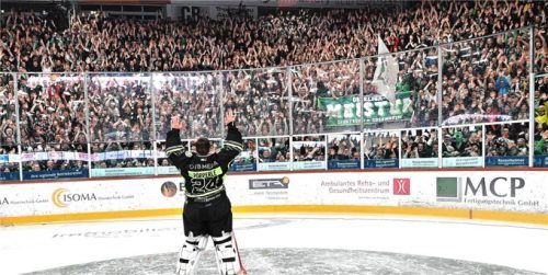 Volles Haus in den Play-offs: Die Eishockey-Euphorie in Rosenheim hält nach der Oberliga-Meisterschaft an.Foto Hans-Jürgen Ziegler