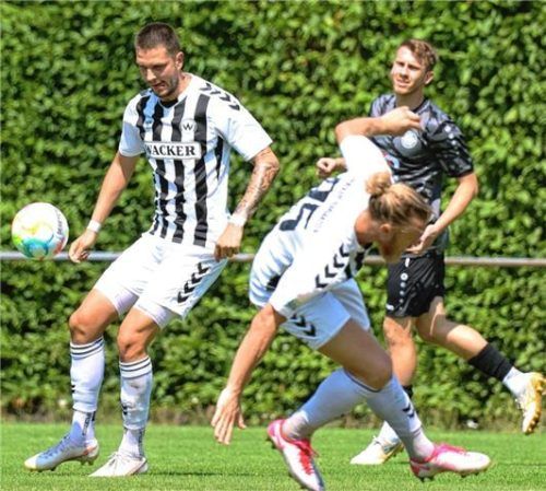 Von Buchbach nach Burghausen: Marcel Spitzer (links) ist Liga-intern gewechselt.Foto mb.presse - Butzhammrer