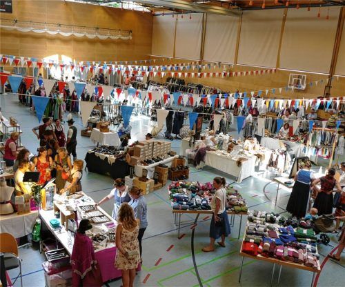 Von der Dirndlschneiderin über den Schuhmacher, Goldschmied, Strickerin, Taschenstickerin, Friseurin bis zum Hutmacher sind viele Gewerke vertreten.