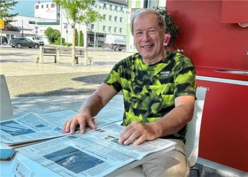 Von seinem Stammplatz in der Bücherei aus hat Peter Weis alles im Blick: die neuesten Nachrichten im Mangfall-Boten und den Platz vorm Rathaus.
