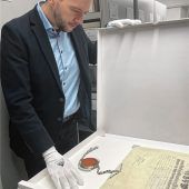 Er waltet über das Gedächtnis der Stadt