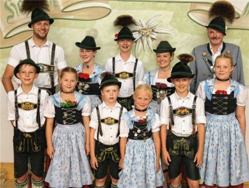 Vorsitzender Paul Kink vom Trachtenverein Edelweiß Niederaschau (rechts hinten) und die Sieger aller Klassen beim Vereinspreisplatteln Sepp Reiter (links) sowie Theresa Reiter (hinten zweite von rechts), gewannen bei den aktiven Buam und Dirndln in diesem Jahr das Preisplatteln. Fotos Rehberg