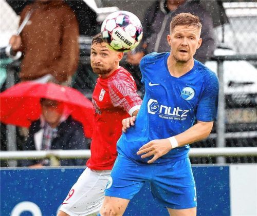 Wasserburgs Barthuber im Duell mit Ampfings Torschützen Christopher Scott. Foto mb.presse