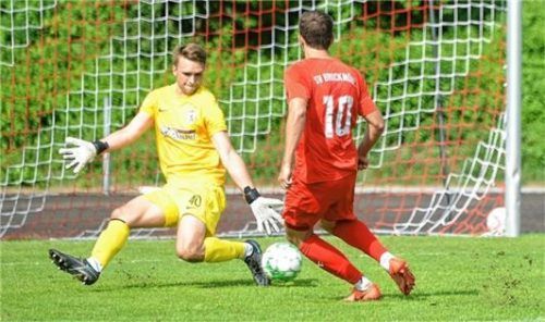 Wasserburgs Torhüter Lino Volkmer vereitelt diese Chance von Maximilian Gürtler.Foto Franz Ruprecht
