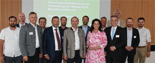 Wie kann Wasserstoff in Rosenheim als Energieträger genutzt werden? Diese Frage versuchten Vertreter der Landkreise Rosenheim, Traunstein sowie Tirols bei der Präsentation der Machbarkeitsstudie im Rosenheimer Landratsamt zu klären. Mit dabei waren auch Wirtschaftsminister Hubert Aiwanger (Fünfter von rechts vorne) und Landwirtschaftsministerin Michaela Kaniber. Fotos Schlecker