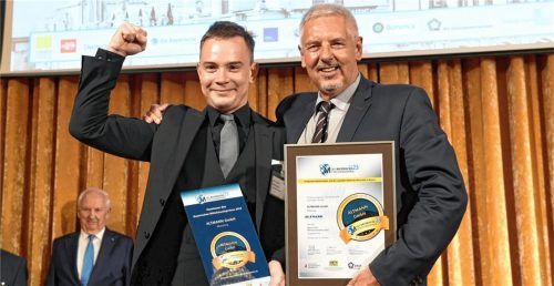 „Wir waren immer schon ein wenig verrückt“: Robert Altmann (rechts), Geschäftsführer der Altmann Fördertechnik Gmbh, und Sohn Maximilian nahmen den Bayerischen Mittelstandspreis entgegen. Foto Agentur Schneider-Press/Frank Rollitz