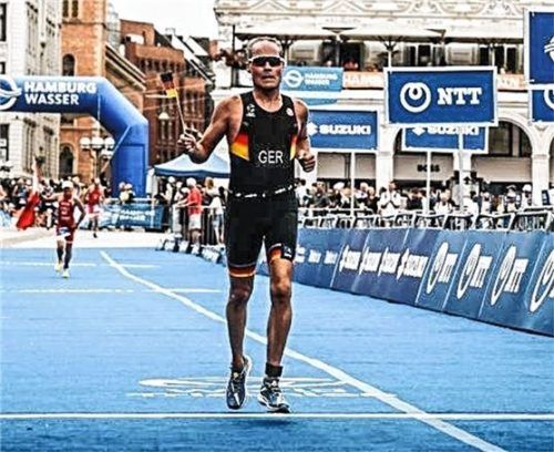Zieleinlauf in der Innenstadt: Peter Schechtl landete bei der Triathlon-WM in Hamburg im Mittelfeld.Foto re