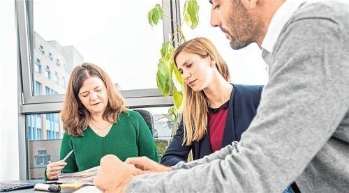 Zuhören, abfragen, den Verwalter kontrollieren: Der Verwaltungsbeirat einer Wohnungseigentümergemeinschaft hat vielfältige Aufgaben. Foto Christin Klose/dpa