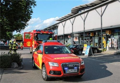 Zum Einsatz in den Hertopark wurde die Feuerwehr Kolbermoor am Donnerstagabend gerufen. In einer Zahnarztpraxis war es zu einer Rauchentwicklung gekommen. Foto Riediger