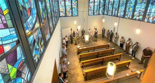 Zum gemeinsamen Vaterunser und dem abschließenden Segen luden die Seelsorger die Gäste ein, sich im Kirchenraum zu verteilen, um den Gebetsraum mit einem neuen Raumgefühl zu erleben.Fotos rOMED kLINIKEN