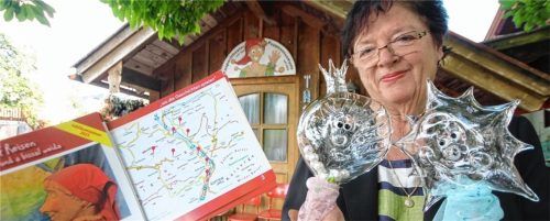 Zur Jubiläumssaison „25 Jahre Theaterhäusl“ geht es mit gläsernen Puppen um nicht weniger als die Entstehungsgeschichte der Erde. Das verspricht die Mutter aller Heimatgeschichten des Kieferer Puppentheaters, Dorle Dengg.Foto Schmidt