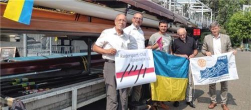 13 Ruderboote, Zubehör und drei Ruderergometer wurden in mit einem Transporter in die Ukraine geschickt. Davor stehen (von links) Paul Geisenhofer vom Rudersport-Club Rosenheim, Jan Erik Jonescheit vom Mannheimer Regatta-Verein, Evgeniy Morozov vom Ruderverein Saporischschja sowie Hartmut Jäger und Harald Klueter vom International Fellowship of Rowing Rotarians.Foto re